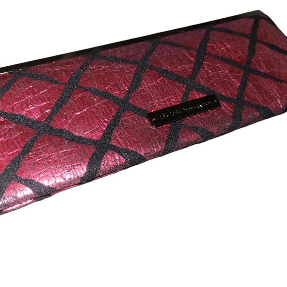 💕NWT BCBGeneration Fuschia Pink/Black Clutch💕 - Picture 4 of 5